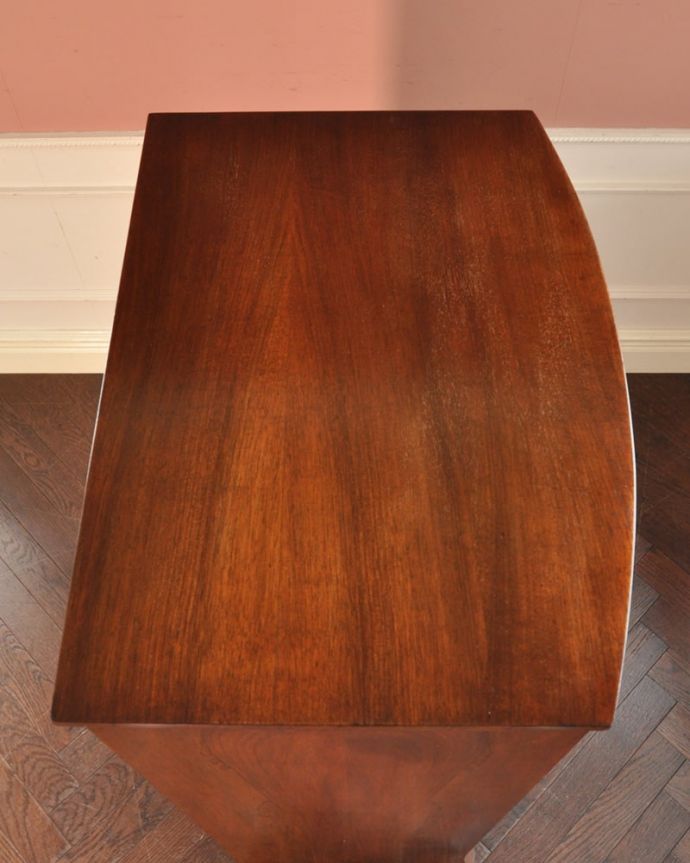 アンティークのチェスト アンティーク家具 チェスト 上から見ると・・・こんな形のチェストです。(q-2201-f)