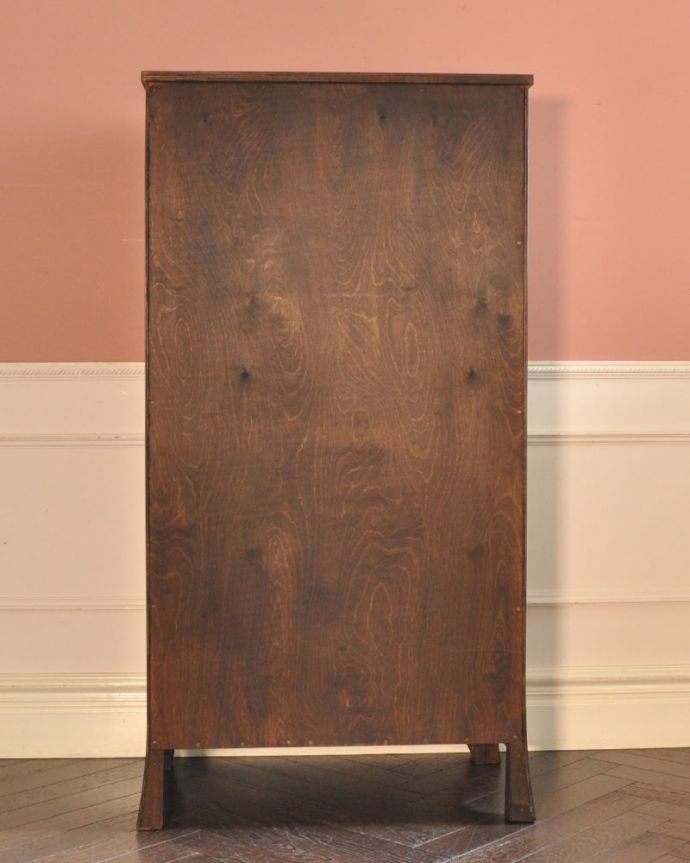 アンティークのチェスト アンティーク家具 チェスト 修復したので後姿もキレイですアンティークは新品ではないので、もちろん経年変化によるキズはありますが、専門の職人がしっかり修復した家具なので後ろ姿もキレイです。(q-2201-f)