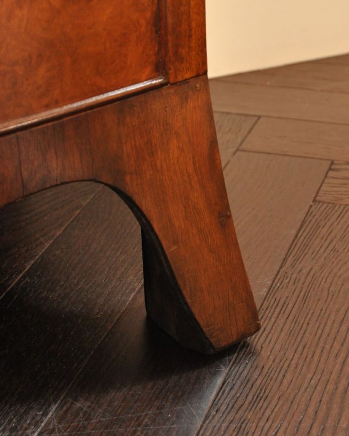 アンティークのチェスト アンティーク家具 チェスト 女性1人でラクラク運べちゃう仕掛けHandleのアンティークは、脚の裏にフェルトキーパーをお付けしています。(q-2201-f)