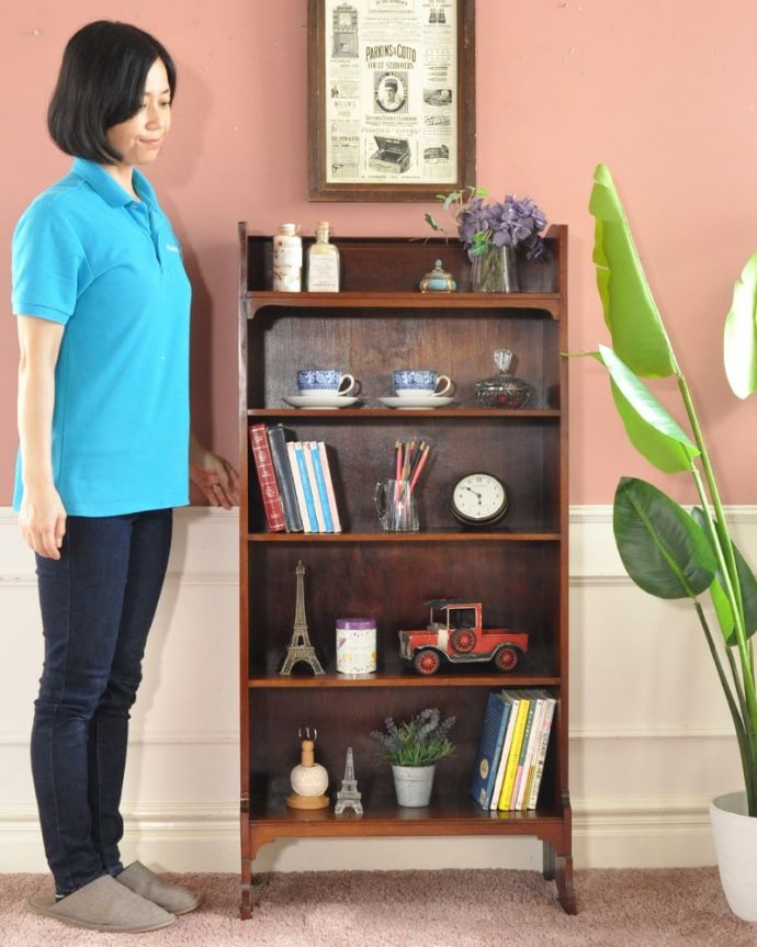 アンティークのオープンシェルフ