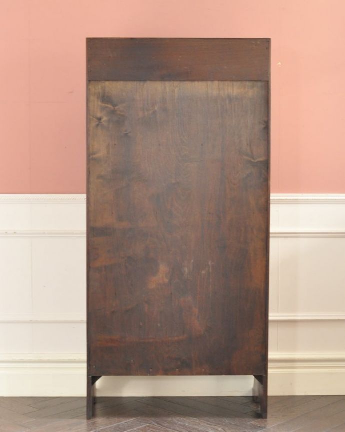 オープンシェルフの後ろ姿