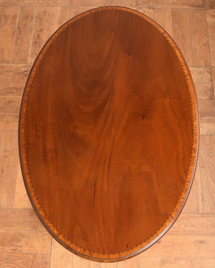 アンティークのテーブル アンティーク家具 ティーテーブル 天板の形を見てみると・・・テーブルの形を上から見ると、こんな感じです。(q-2205-f)