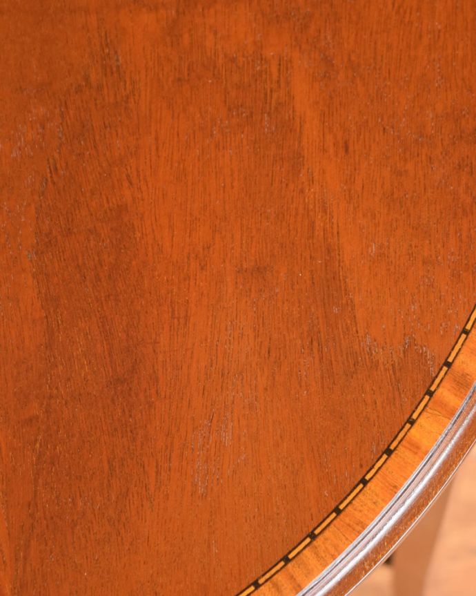 アンティークのテーブル アンティーク家具 ティーテーブル 天板を近づいてみると…アンティークだから手に入れることが出来る天板に使われている銘木の美しさにうっとりです。(q-2205-f)