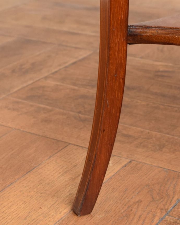 アンティークのテーブル アンティーク家具 ティーテーブル 持ち上げなくても移動できます!Handleのアンティークは、脚の裏にフェルトキーパーをお付けしていますので、床を滑らせてれば移動が簡単です。(q-2205-f)