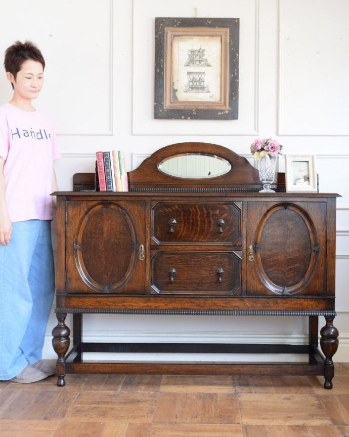 サイドボード　アンティーク家具　ミラーバックサイドボード　鏡がキラっと輝くサイドボード光を取り込んでキラキラ輝くミラーは、まだ電気が発達していなかった時代に太陽や蝋燭の灯りを反射させて部屋を明るくするために付けられたもの。(q-2206-f)