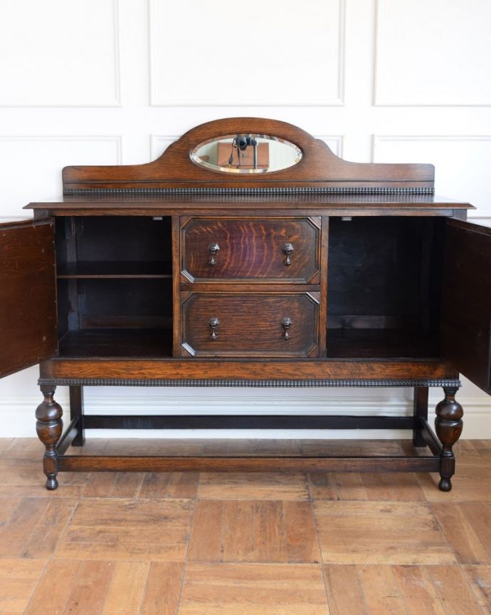 サイドボード　アンティーク家具　ミラーバックサイドボード　扉を開けて中を見てみると･･･扉の中の収納はこんな感じになっています。(q-2206-f)