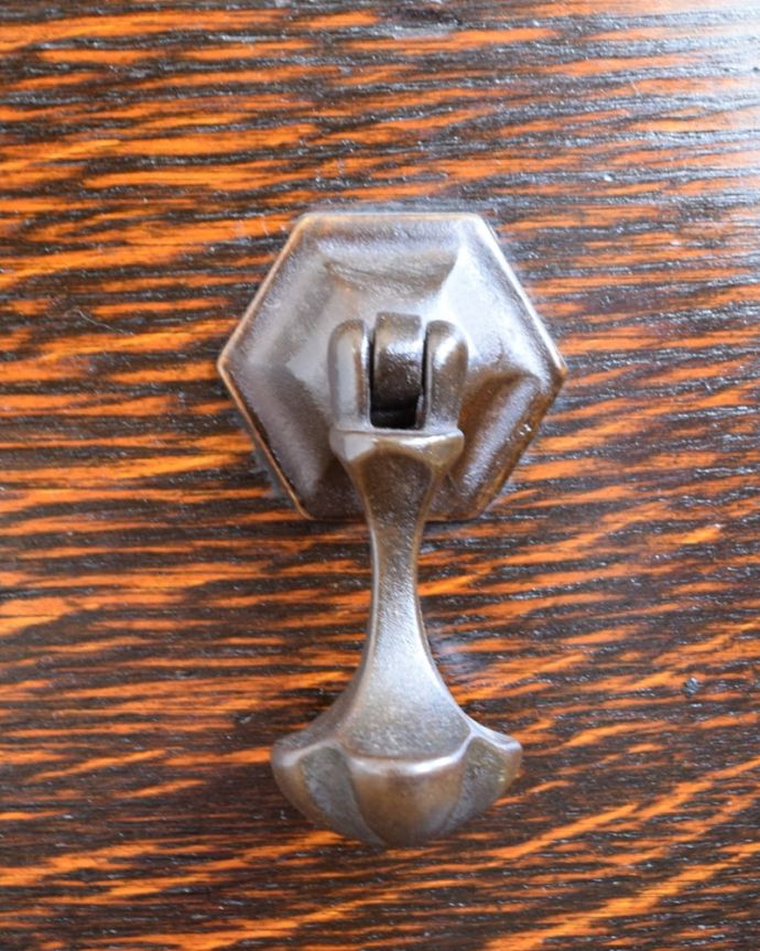 サイドボード　アンティーク家具　ミラーバックサイドボード。アンティークらしい素敵な取っ手デザインが美しい取っ手。(q-2206-f)