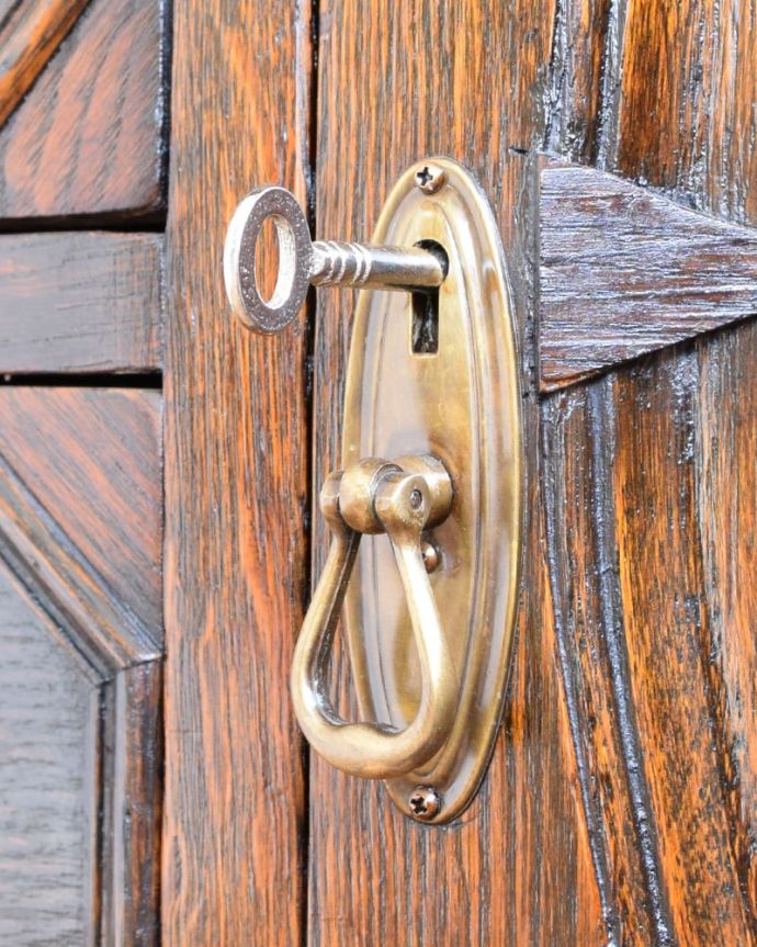 サイドボード　アンティーク家具　ミラーバックサイドボード　小さなパーツにもこだわりが取っ手だけを見ても現代の家具より質感がいいのがわかります。(q-2206-f)