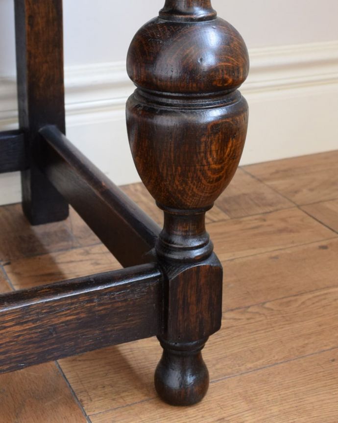 サイドボード　アンティーク家具　ミラーバックサイドボード　女性でも運べちゃう理由は･･･Handleのアンティークは、脚の裏にフェルトキーパーをお付けしていますので、重い家具でも床を滑らせれて移動する事が出来ます。(q-2206-f)