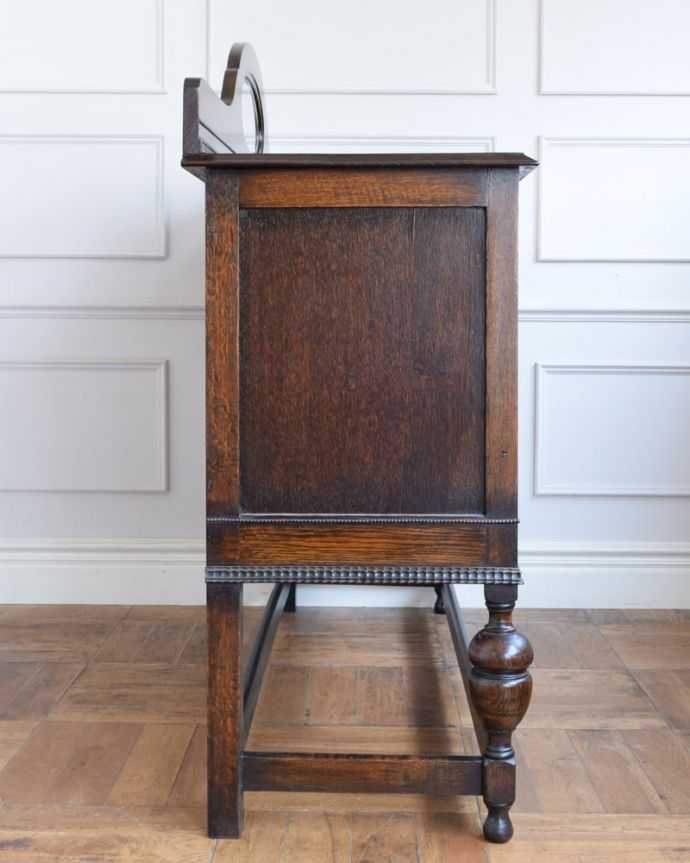 サイドボード　アンティーク家具　ミラーバックサイドボード　横から見た姿もステキ横から見てみるとこんな感じです。(q-2206-f)