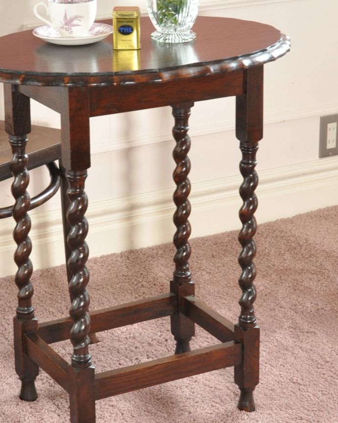 アンティークのテーブル アンティーク家具 オケージョナルテーブル 間違いなし!英国アンティーク定番のデザインクルックルッとしなやかに巻かれた女性らしいデザインが印象的なツイスト脚。(q-2207-f)