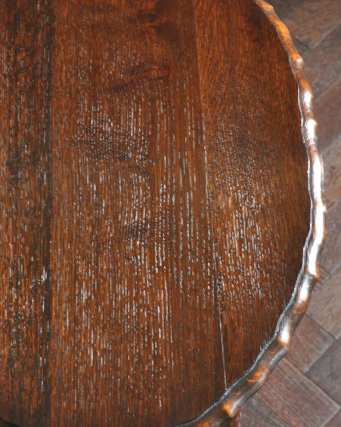 アンティークのテーブル アンティーク家具 オケージョナルテーブル 近づいて見てみると・・・天板を見てみるとこんな感じです。(q-2207-f)