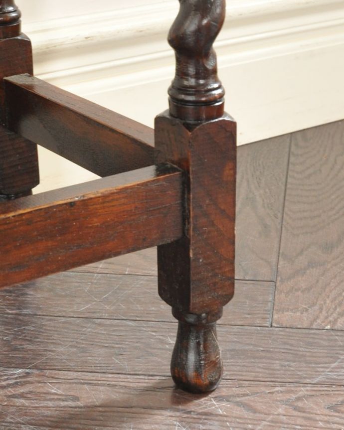 アンティークのテーブル アンティーク家具 オケージョナルテーブル 持ち上げなくても大丈夫!Handleのアンティークは、脚の裏にフェルトキーパーをお付けしています。(q-2207-f)