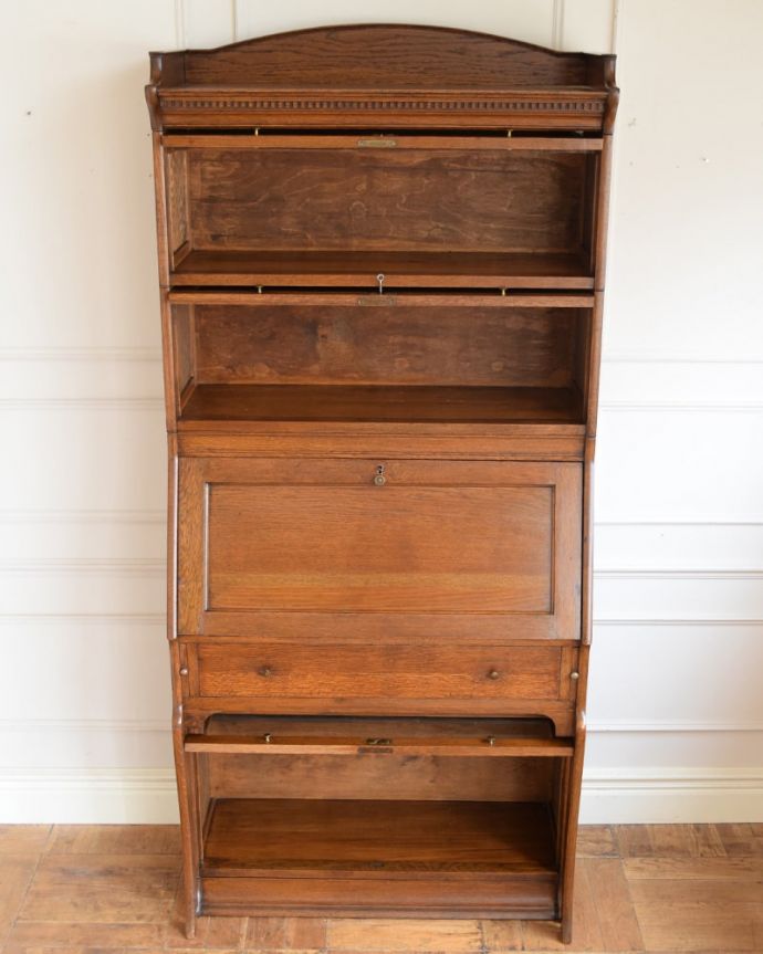 アンティークのキャビネット　アンティーク家具　ビューローブックケース　便利に使えるフラップ式の扉開けたままにしておいてもジャマにならないフラップ式の扉。(q-2208-f)