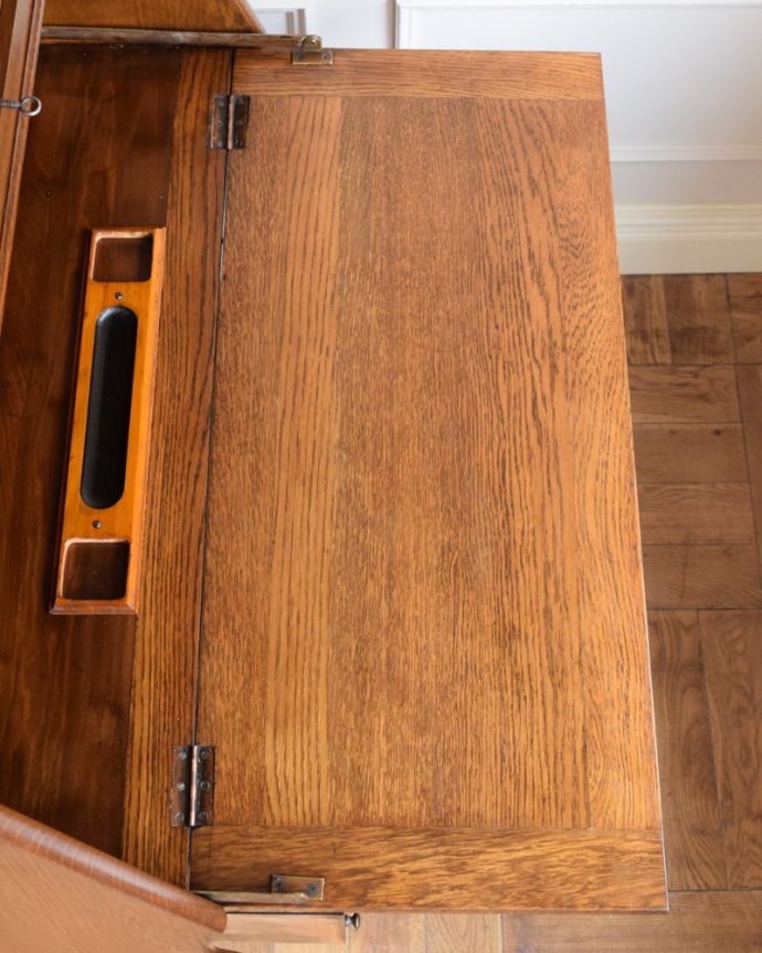 アンティークのキャビネット　アンティーク家具　ビューローブックケース　上から形を見てみると･･･天板はこんな形です。(q-2208-f)