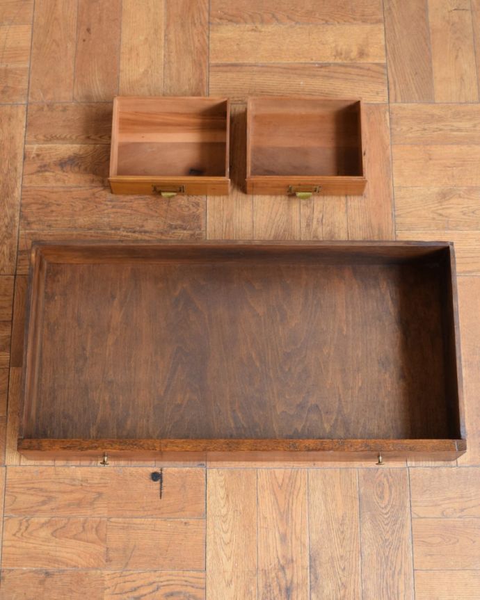 アンティークのキャビネット　アンティーク家具　ビューローブックケース　何でも収納できる引き出しもちろん、引き出しの中もキレイに修復しました。(q-2208-f)