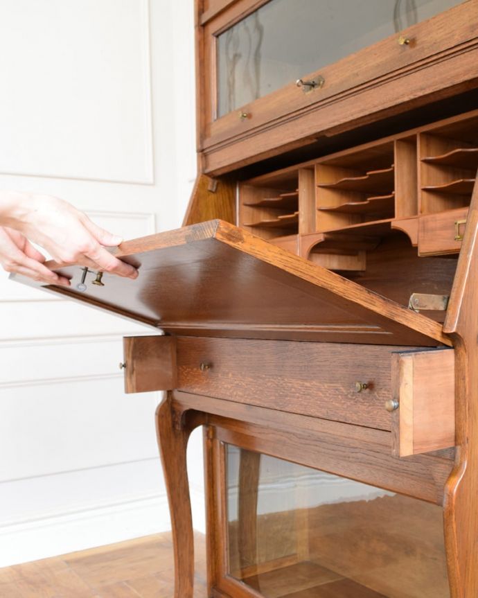 アンティークのキャビネット　アンティーク家具　ビューローブックケース　あっという間にデスクに変身扉を前に倒すだけで、あっという間にデスクが登場！どんな場所にも似合う「魅せるデスク」です。(q-2208-f)