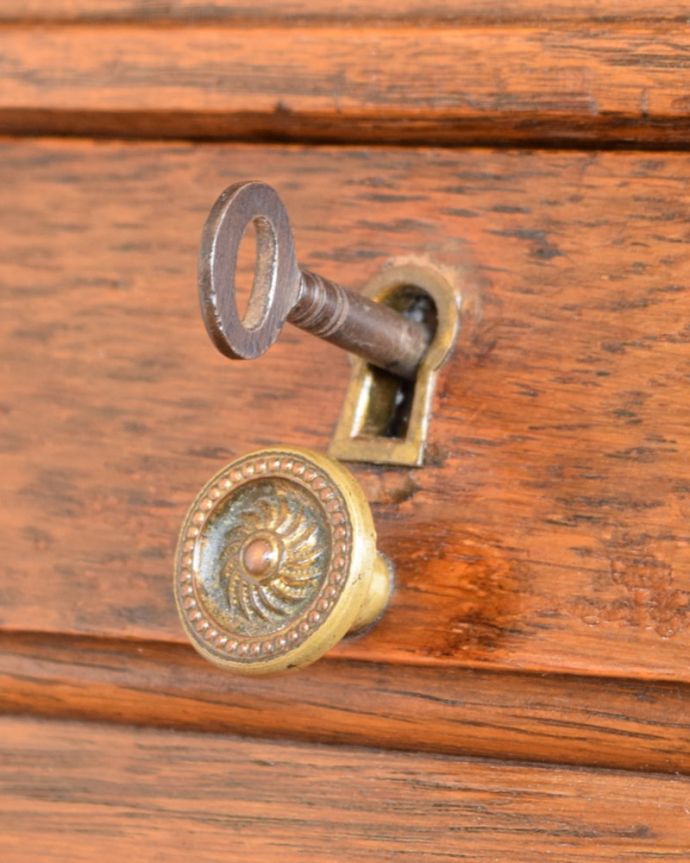 アンティークのキャビネット　アンティーク家具　ビューローブックケース　ビューローの取っ手は鍵ですおとぎ話に出てくるような可愛いアンティークの鍵が付いています。(q-2208-f)
