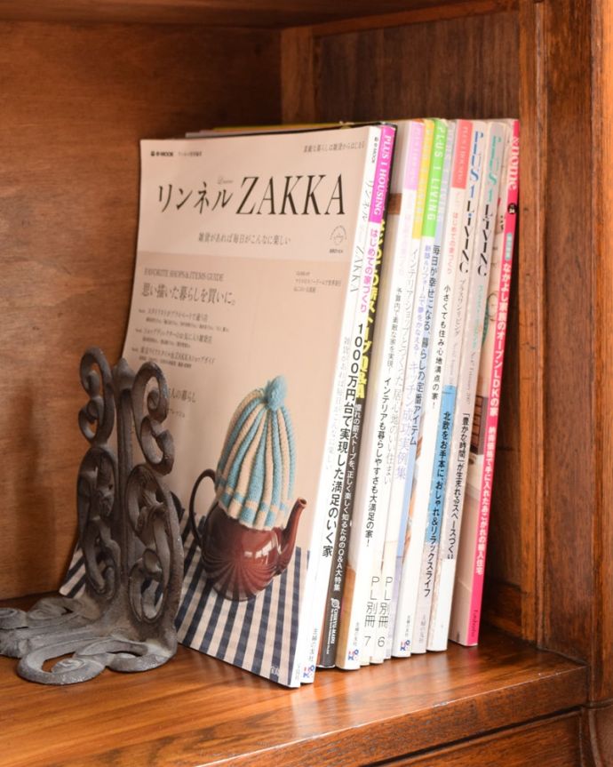 アンティークのキャビネット　アンティーク家具　ビューローブックケース　しっかり収納できますA4サイズの雑誌までしっかり収納出来ちゃう優れもの。(q-2208-f)