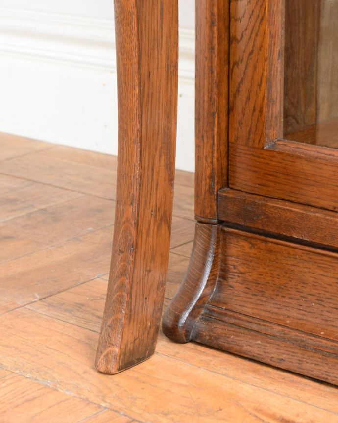 アンティークのキャビネット　アンティーク家具　ビューローブックケース　女性１人でも運べますHandleのアンティークは、脚の裏にフェルトキーパーをお付けしているので、女性でも床を滑らせて移動が出来ます。(q-2208-f)