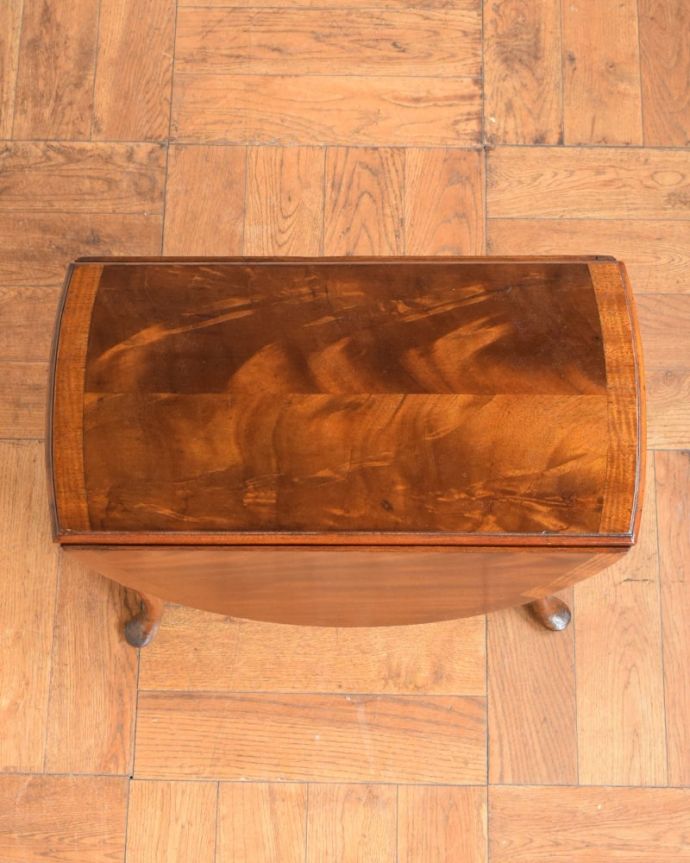 アンティークのテーブル　アンティーク家具　ゲートレッグテーブル　畳むとこんなにスリムなサイズリーフを閉じた状態のテーブルを上から見るとこんな感じ。(q-2210-f)