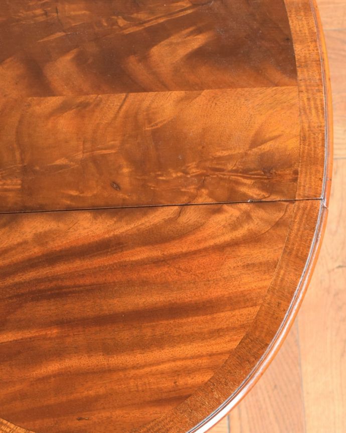 アンティークのテーブル　アンティーク家具　ゲートレッグテーブル　近づいて見てみると･･･時間と手間暇を掛けて職人が丁寧にお直しした天板は、木目も美しいんです。(q-2210-f)