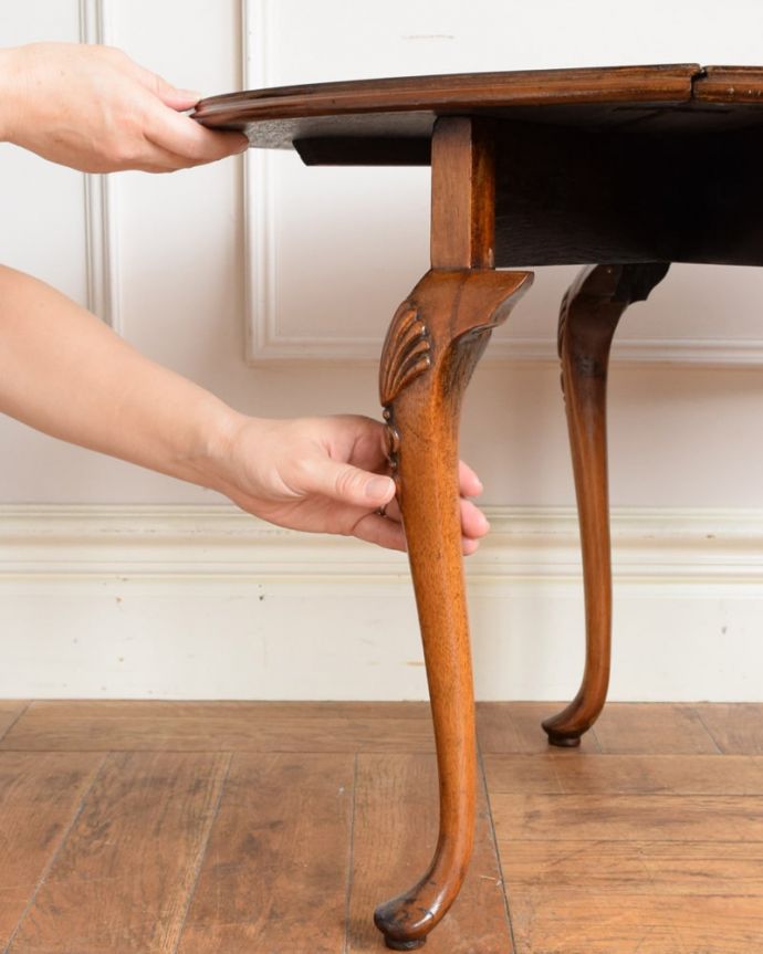 アンティークのテーブル　アンティーク家具　ゲートレッグテーブル　脚を引き出すだけであっという間ゲートのような形をした脚のテーブル。(q-2210-f)