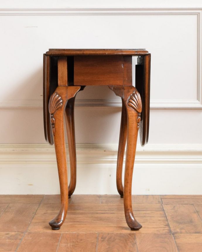 アンティークのテーブル　アンティーク家具　ゲートレッグテーブル　意外にコンパクト昔、使わないとき壁にピタッと付けて収納出来るように作られたテーブル。(q-2210-f)