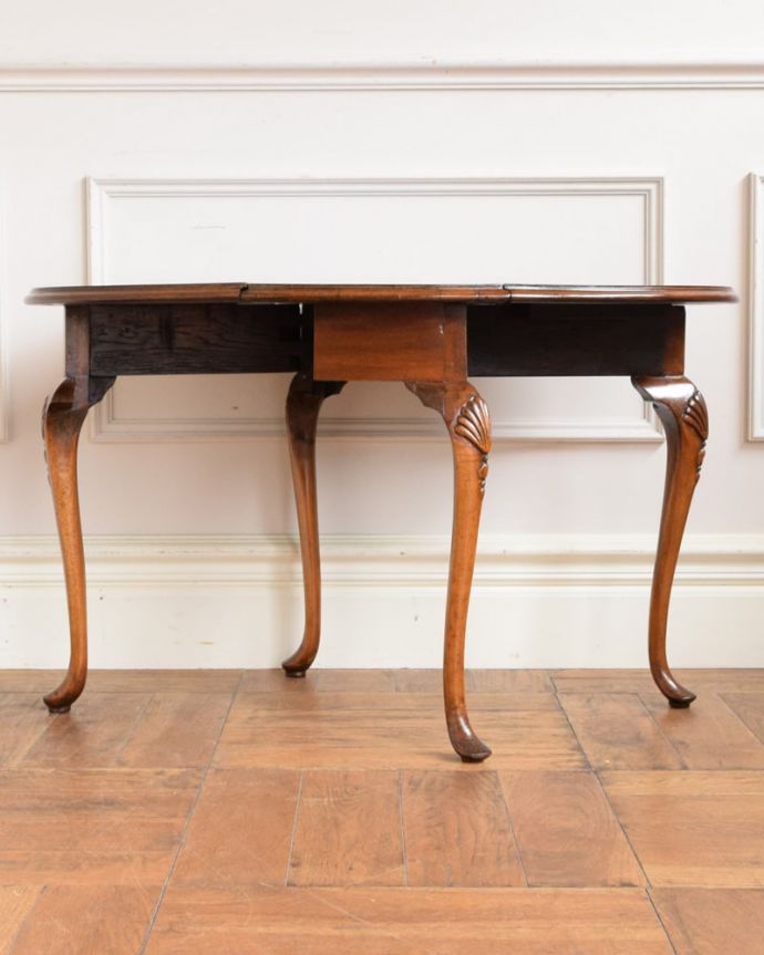アンティークのテーブル　アンティーク家具　ゲートレッグテーブル　両方開けば大きなサイズゲートレッグテーブルはゲートが開くように作られた脚のデザインも印象的。(q-2210-f)
