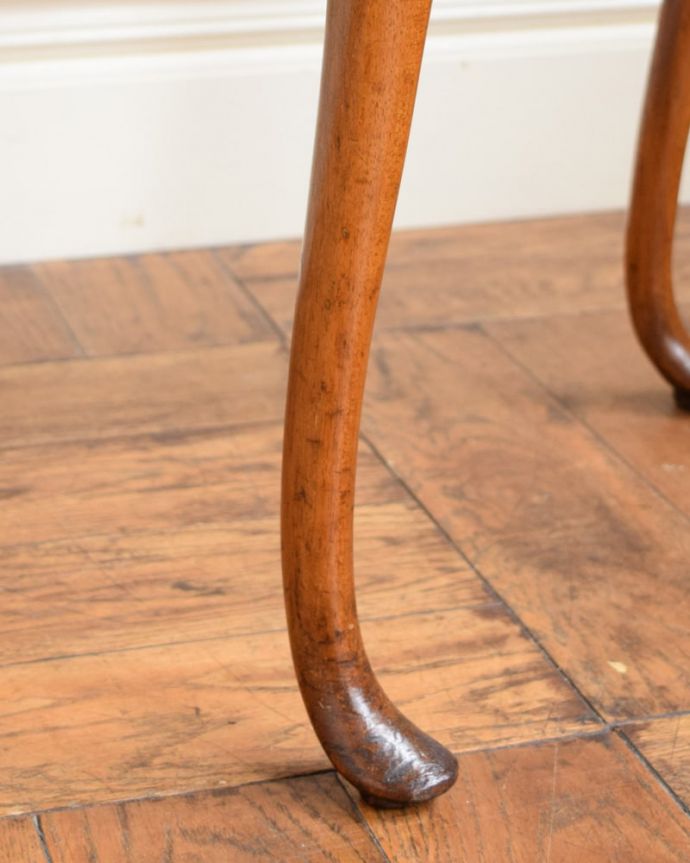 アンティークのテーブル　アンティーク家具　ゲートレッグテーブル　持ち上げなくても移動できます！Handleのアンティークは、脚の裏にフェルトキーパーをお付けしていますので、持ち上げなくても床を滑らせて移動させることが出来ます。(q-2210-f)