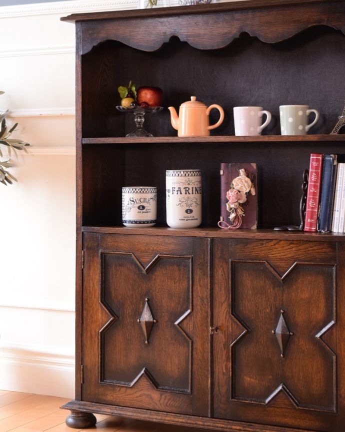 アンティークのキャビネット　アンティーク家具　ブックシェルフ　扉収納も付いている実力派オープン棚だけじゃなく扉も付いているので、見た目もアンティークらしさたっぷりの美しさ。(q-2211-f)