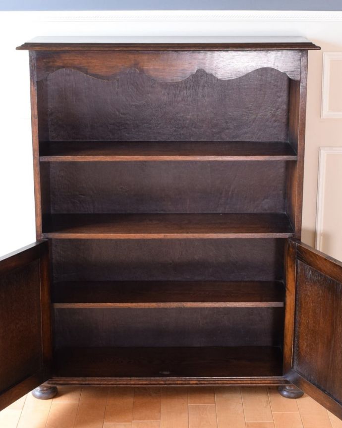 アンティークのキャビネット　アンティーク家具　ブックシェルフ　扉の中を開けみると･･･閉じれば見えない扉の中も、もちろん専門の職人がキレイに修復しました。(q-2211-f)