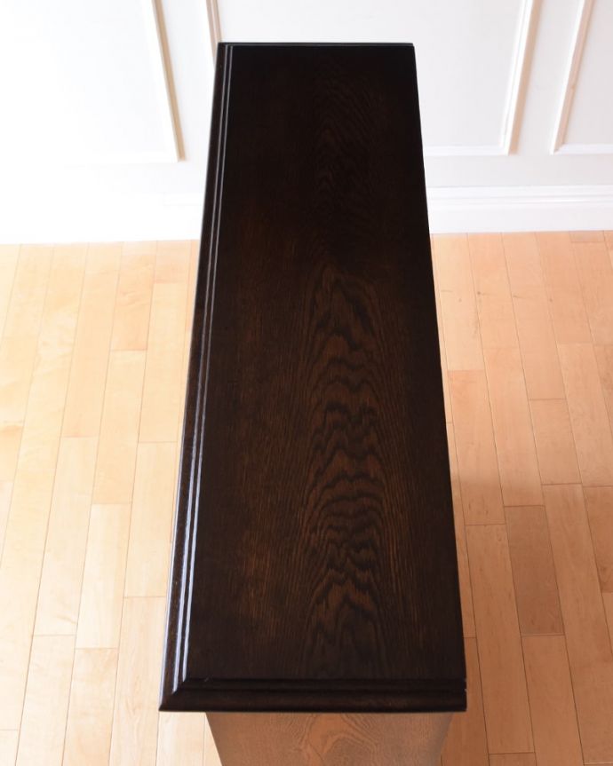 アンティークのキャビネット　アンティーク家具　ブックシェルフ　上から見てみると･･･天板の塗装も修復の際、もちろんキレイにお直ししました。(q-2211-f)