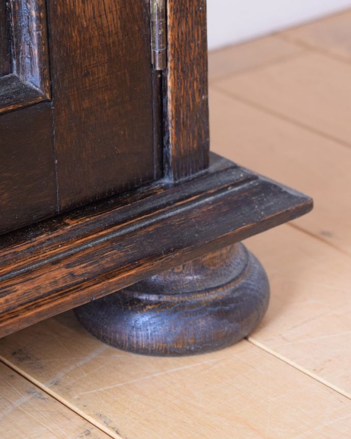 アンティークのキャビネット　アンティーク家具　ブックシェルフ　女性１人でラクラク運べちゃうんですHandleのアンティークは、脚の裏にフェルトキーパーをお付けしています。(q-2211-f)