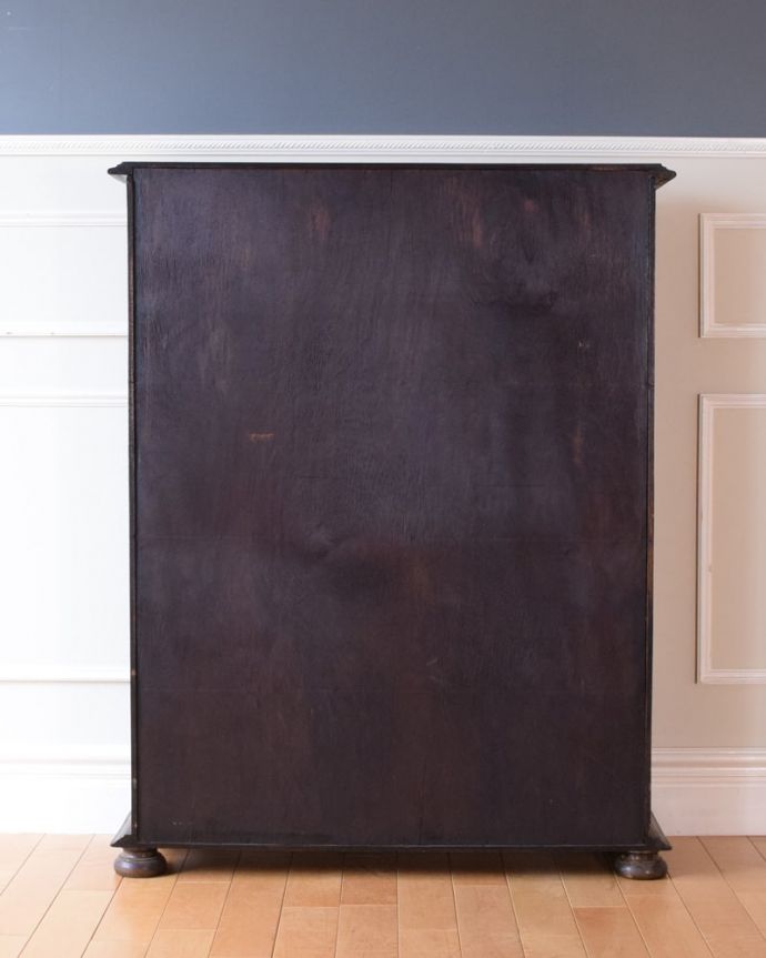 アンティークのキャビネット　アンティーク家具　ブックシェルフ　後ろ姿もチェックして下さいアンティークは新品ではないので、経年変化によるキズはありますが、専門の職人がキレイにお直しをしているので、後ろ姿までキレイです。(q-2211-f)