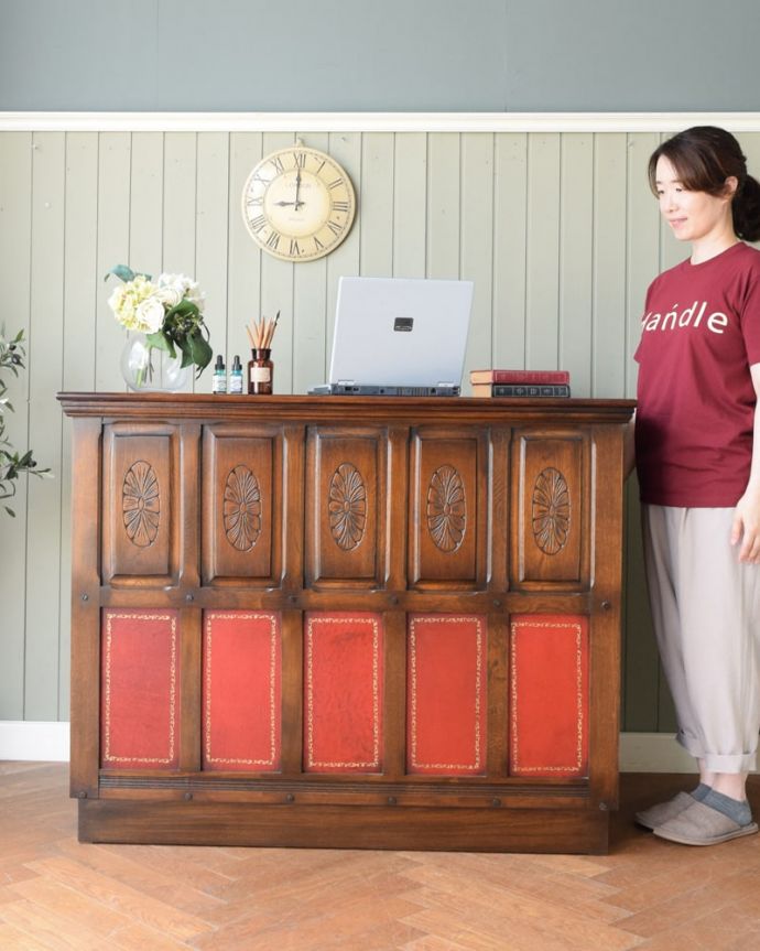 アンティークのキャビネット　アンティーク家具　カウンター　英国らしい落ち着いた雰囲気がカッコいい！ドッシリとした落ち着いた雰囲気のカウンターは誰が見ても憧れちゃうアイテム。(q-2212-f)