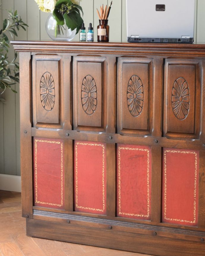 アンティークのキャビネット　アンティーク家具　カウンター　高級感のある英国らしい彫がカッコいい！英国アンティークらしい彫の美しさが一番の魅力。(q-2212-f)