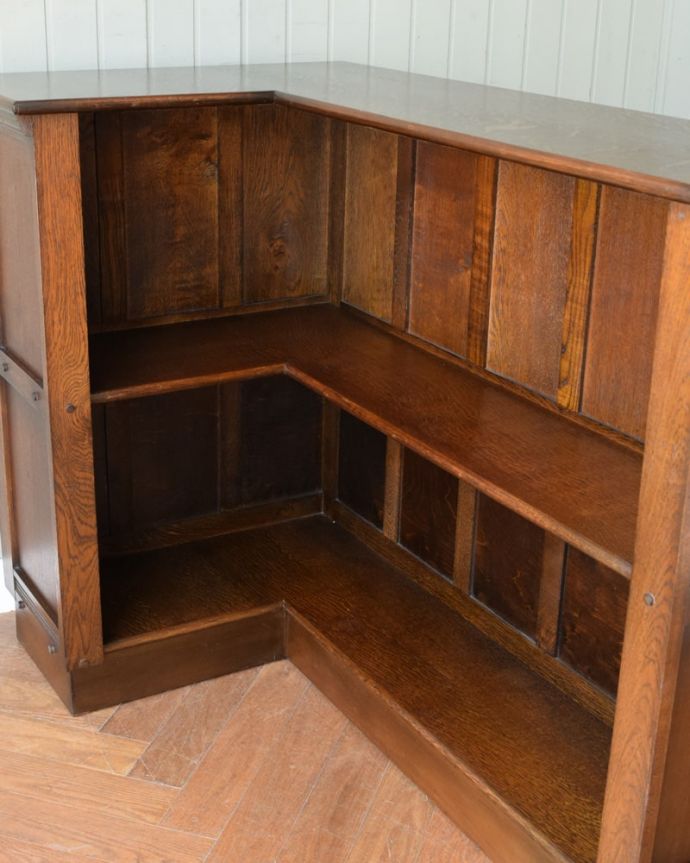 アンティークのキャビネット　アンティーク家具　カウンター　カッコよさだけじゃない裏側の収納力ちゃんと実用的に使えるように、裏側にはたっぷり入る棚の収納。(q-2212-f)