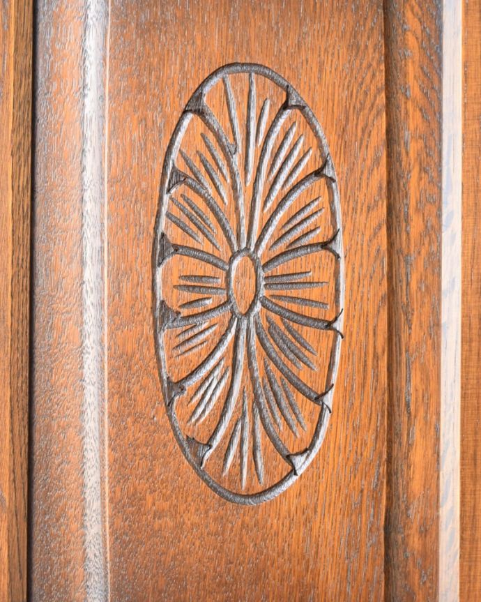 アンティークのキャビネット　アンティーク家具　カウンター　惚れ惚れしちゃう美しさこんなに堅い無垢材に一体どうやって彫ったんだろう？と不思議になるくらい細かい彫にうっとりです。(q-2212-f)