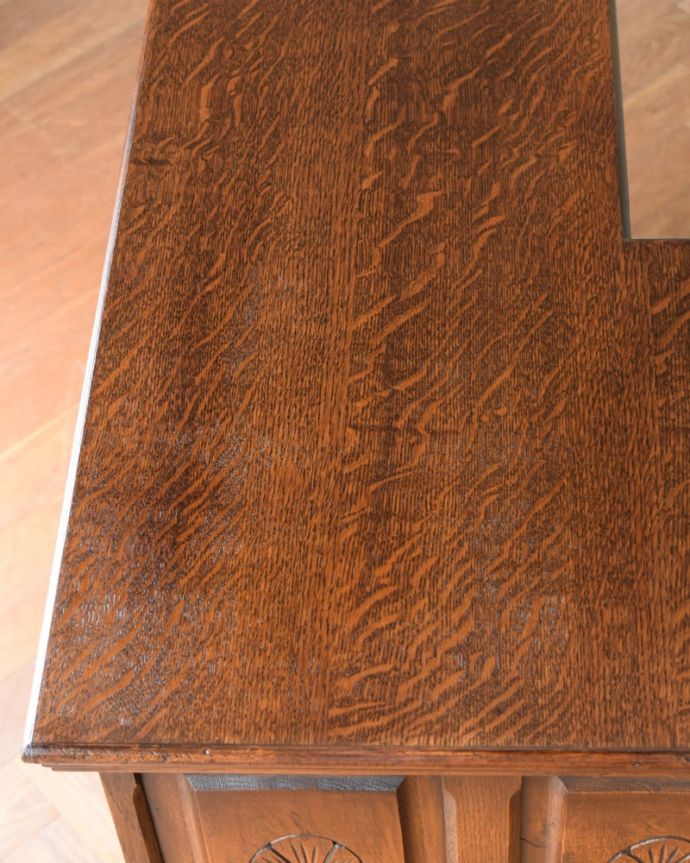 アンティークのキャビネット　アンティーク家具　カウンター　近づいて見てみると･･･時間と手間暇を掛けて職人が丁寧にお直しした天板。(q-2212-f)