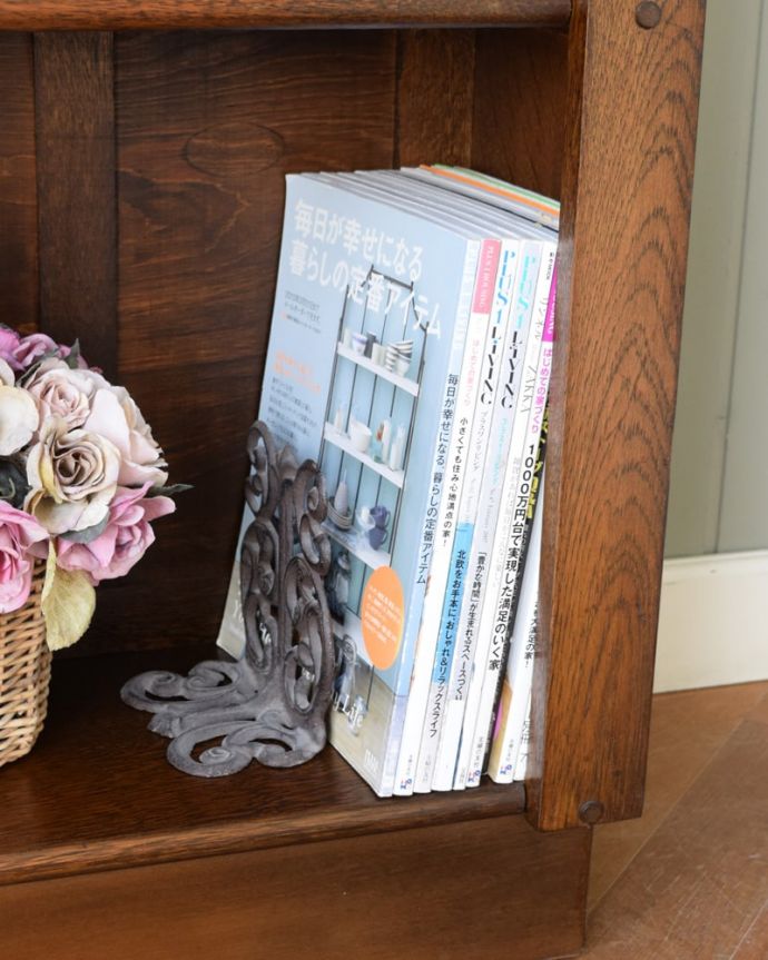 アンティークのキャビネット　アンティーク家具　カウンター　A4サイズも収納出来ちゃう優れもの雑誌も立てて収納出来ちゃうところも嬉しいポイント。(q-2212-f)