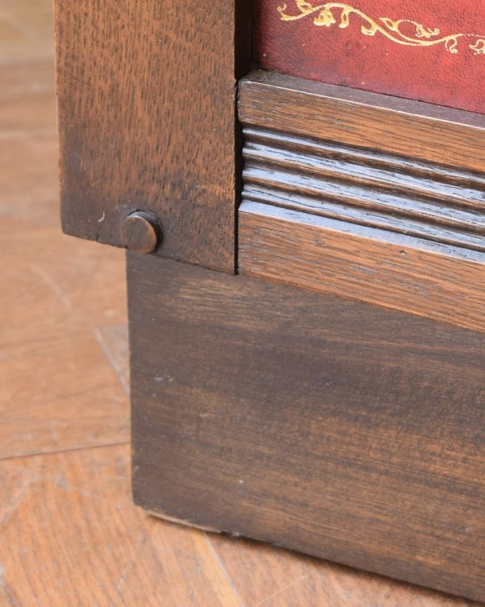 アンティークのキャビネット　アンティーク家具　カウンター　女性１人でラクラク運べちゃうんですHandleのアンティークは、脚の裏にフェルトキーパーをお付けしています。(q-2212-f)