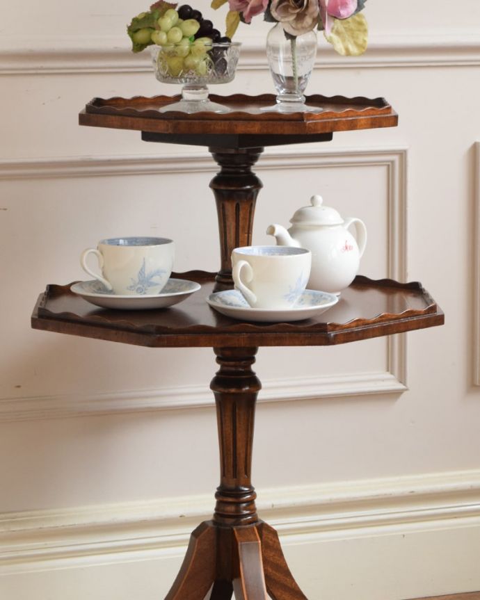 英国スタイルのアンティークテーブル