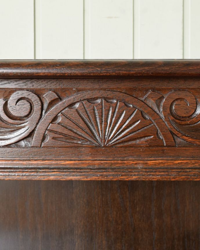 アンティークのキャビネット アンティーク家具 ブックシェルフ 惚れ惚れしちゃう美しさこんなに堅い無垢材に一体どうやって彫ったんだろう?と不思議になるくらい細かい彫にうっとりです。(q-2214-f)