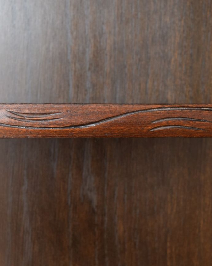 アンティークのキャビネット アンティーク家具 ブックシェルフ いろんな場所にこだわり彫のデザインもいろいろです。(q-2214-f)