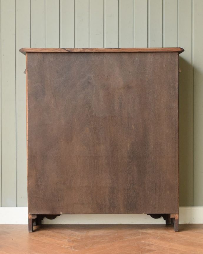 アンティークのキャビネット アンティーク家具 ブックシェルフ 後ろ姿もキレイですアンティークは新品ではないので、もちろん経年変化によるキズはありますが、専門の職人が修復したので、後ろ姿もキレイです。(q-2214-f)