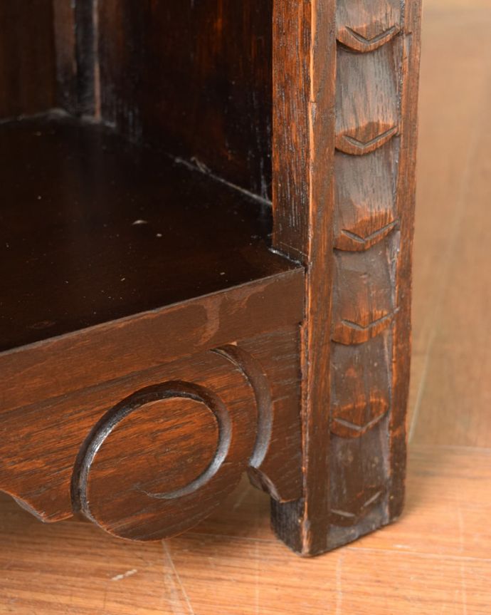 アンティークのキャビネット アンティーク家具 ブックシェルフ 女性1人でラクラク運べちゃう仕掛けHandleのアンティークは、脚の裏にフェルトキーパーをお付けしています。(q-2214-f)