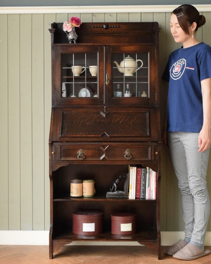 ビューロー　アンティーク家具　ビューローブックケース　1つで3役こなしちゃう贅沢な家具見た目はガラスキャビネットなのに、デスクとチェストの機能も備えたビューローブックケース。(q-2215-f)