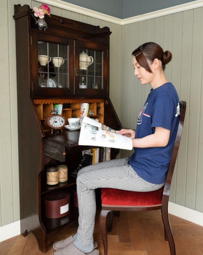 ビューロー　アンティーク家具　ビューローブックケース　あっという間に自分だけの贅沢デスク扉を前に倒すとデスクが登場。(q-2215-f)