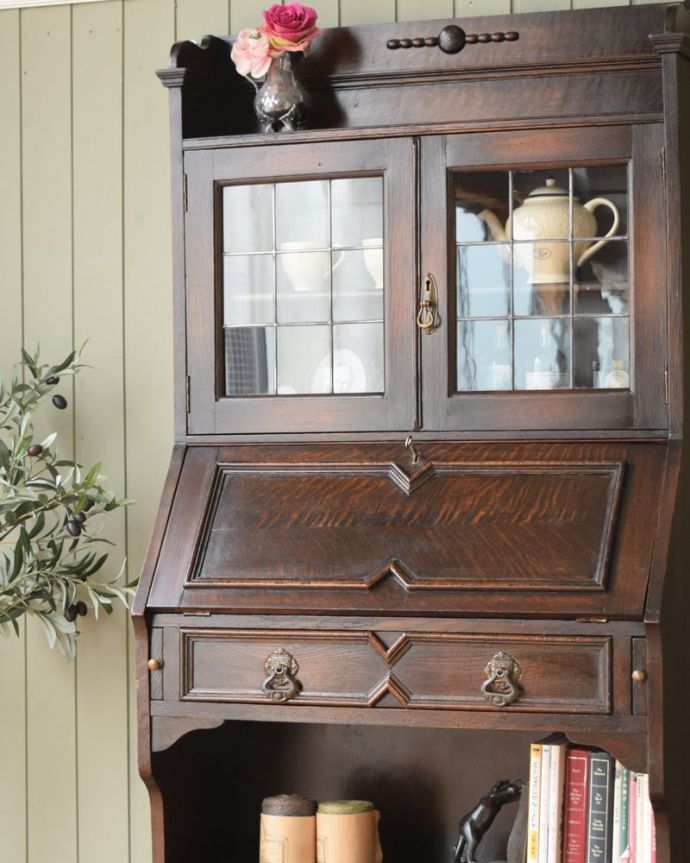 ビューロー　アンティーク家具　ビューローブックケース　英国アンティークらしいガラス扉の美しさデスクの上はガラス扉のキャビネット。(q-2215-f)